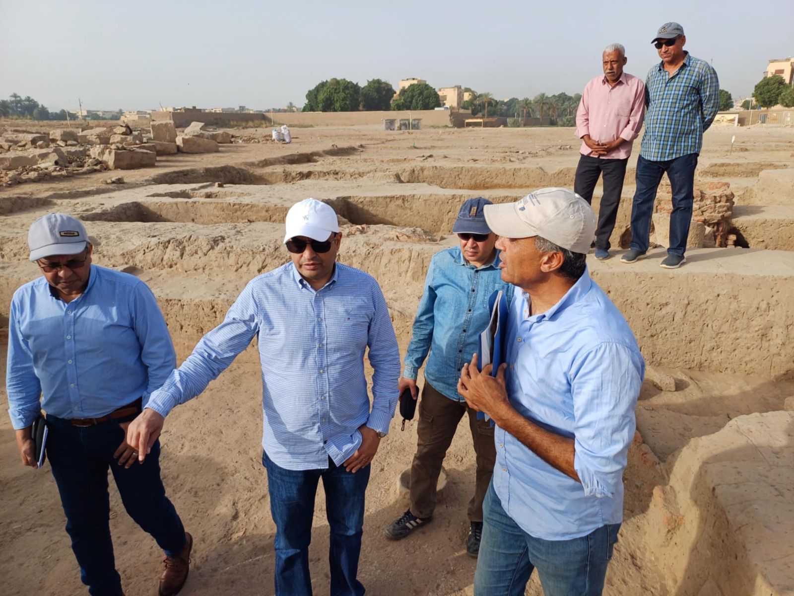 أمين الأعلى للآثار يتفقد المقاصير الجنوبية بمعبد الأخ منو، وأعمال الحفائر بمواقع بالأقصر